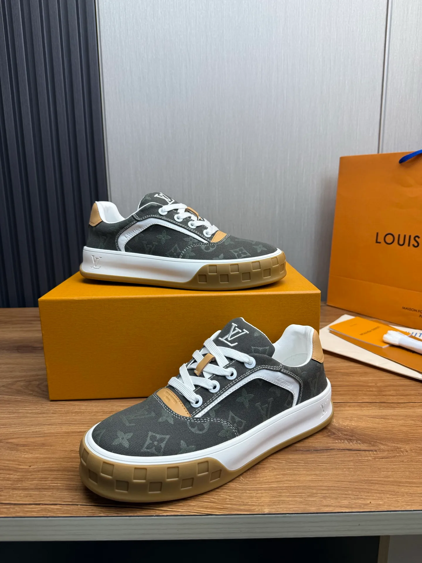 Men's shoes 620💰 Lv. Top purchasing agent🇮🇹 Louis Vuitton, sports sneakers counter synchronization, uppers imported from Italy, high-quality splicing and complex handicrafts, imported mesh pads are soft and comfortable, soles: original factory special soles, TPU exclusive movable molded soles super comfortable, original factory single goods, 🔍🔍high quality, you can enter and exit the counter at will, welcome to compare, code number 38-44 (customized 38.45)